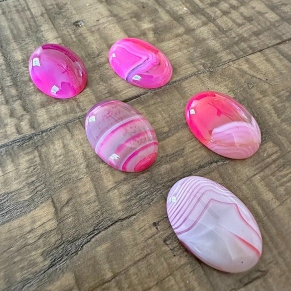 18mm Violet Red Banded Agate Oval Cabochon - Dyed - Striped Agate - Picture 2 of 4